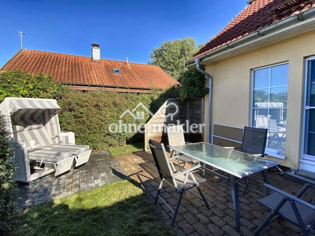Gartenseite mit Terrasse