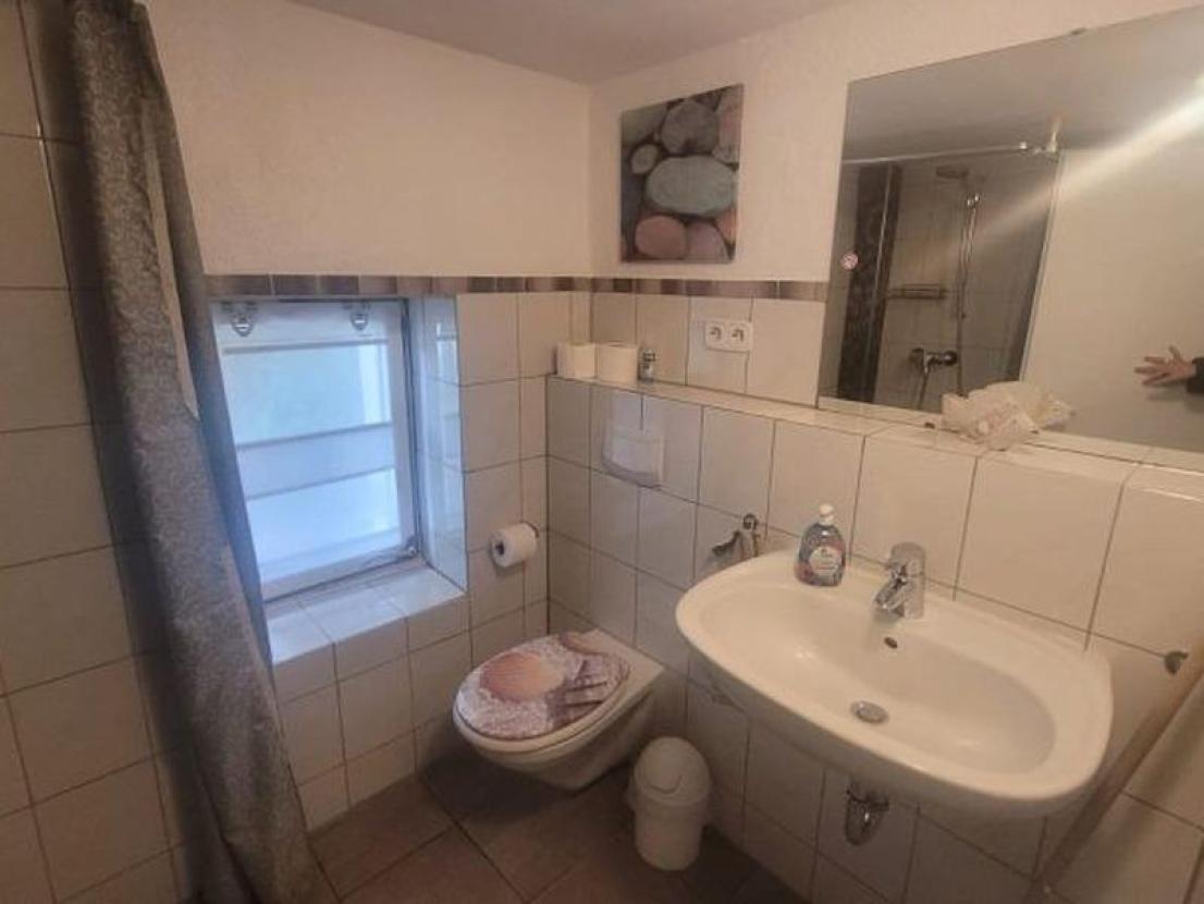 012 Badezimmer mit Dusche im OG