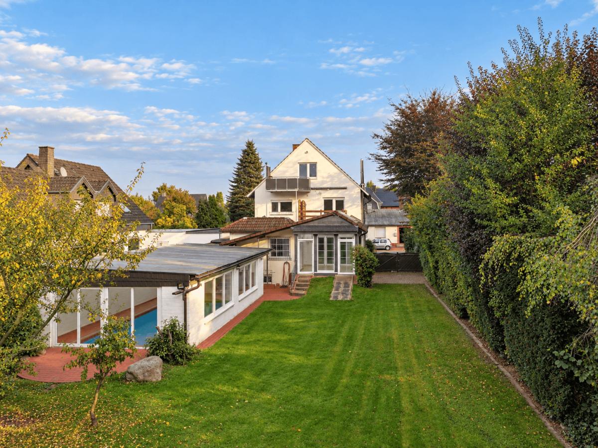Rückansicht / Poolhaus