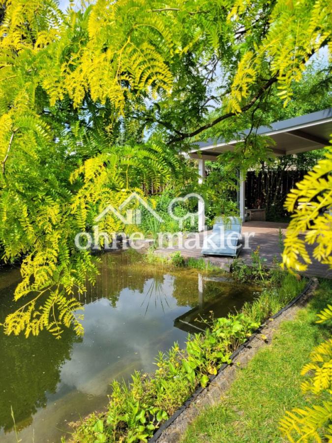 Schwimmteich mit Terrasse