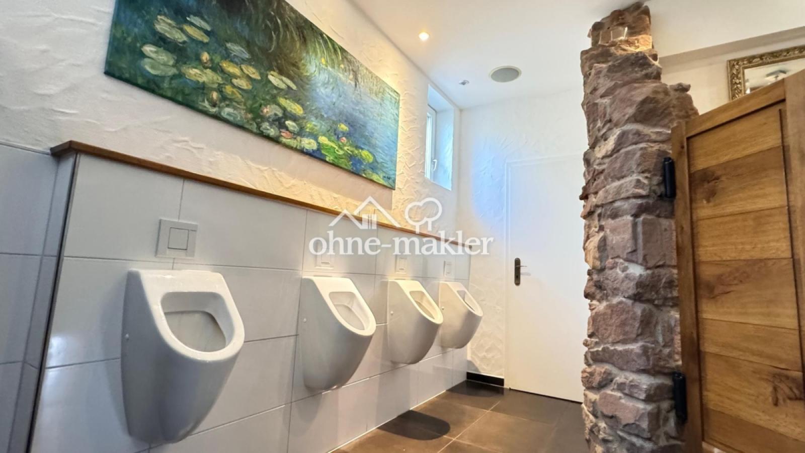 Herrentoilette mit Sichtmauer
