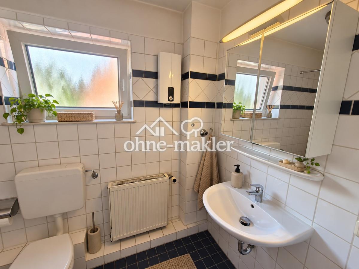 Bad mit Badewanne, 1. OG