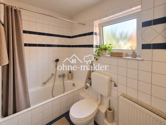 Bad mit Badewanne, 1. OG