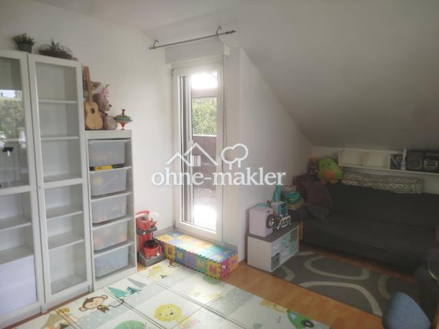 Wohnzimmer mit Balkontür