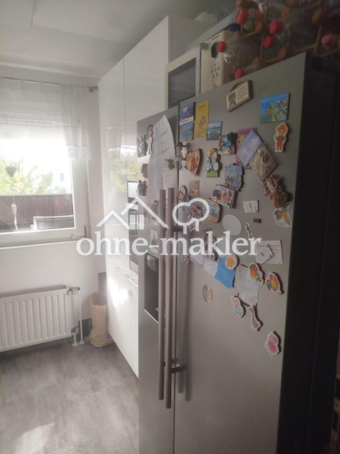 Küche mit Ofen und Kühlschrank