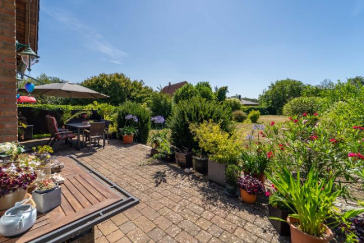 Terrasse mit Gartenblick