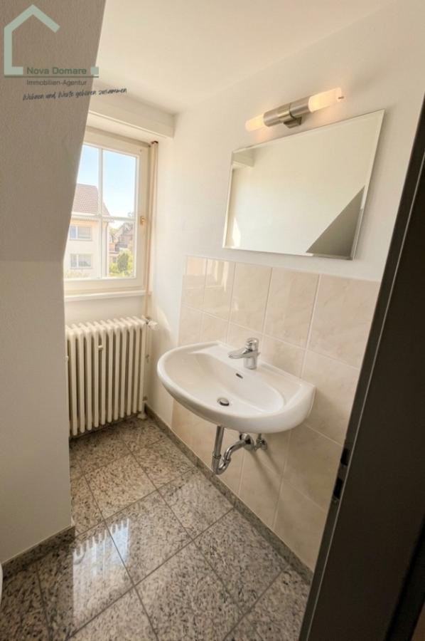 Zimmer 4 im DG mit Waschbecken - KI-generiert