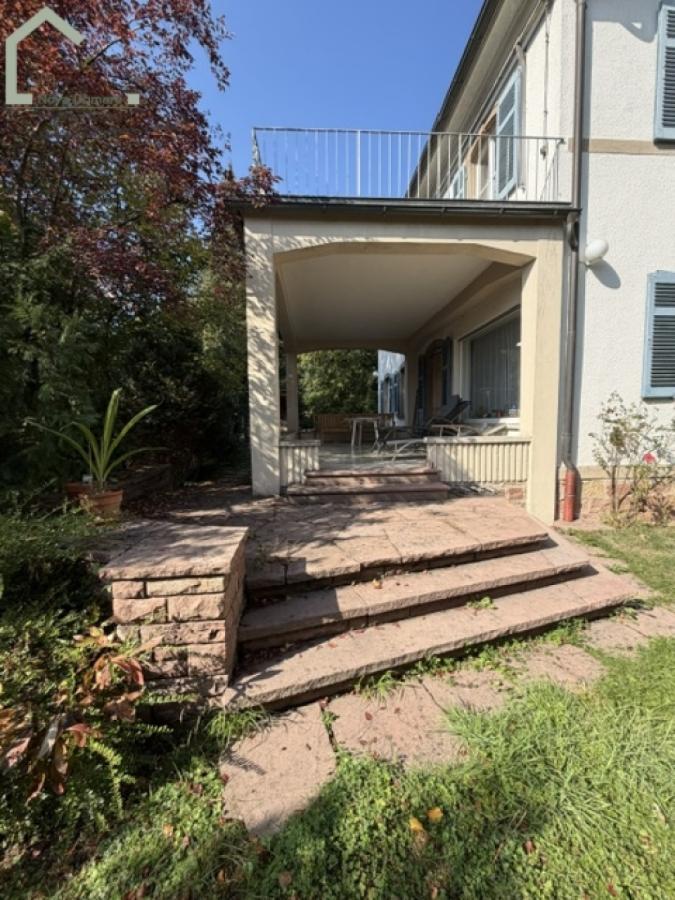 Terrasse mit Sandsteintreppe