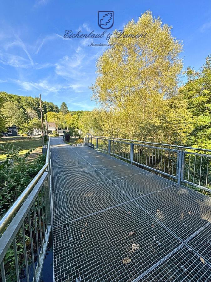 Brücke mit elektrischem Tor
