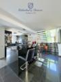 Hochwertige EBK mit Theke