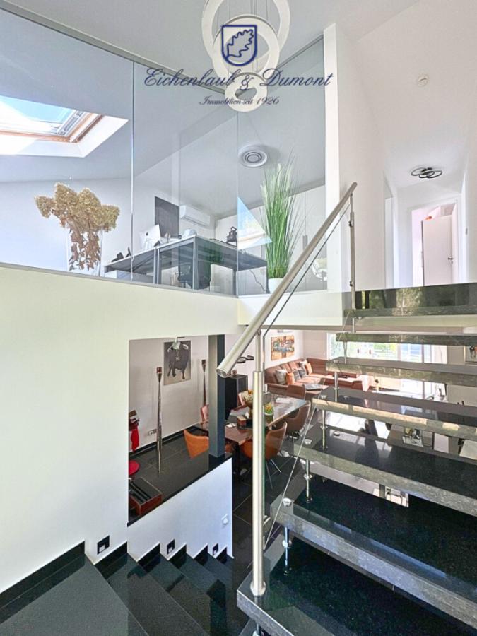 Blick zum verglasten Büro