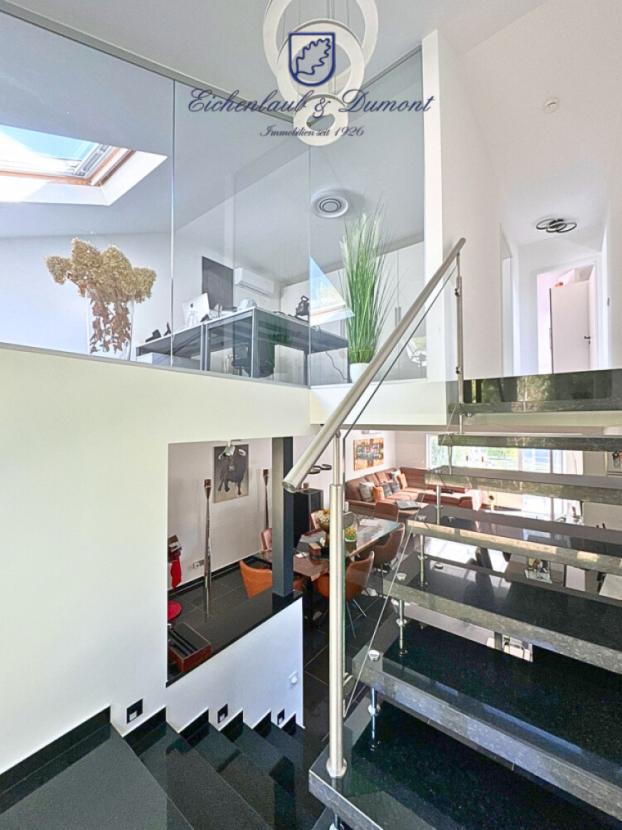 Blick zum verglasten Büro