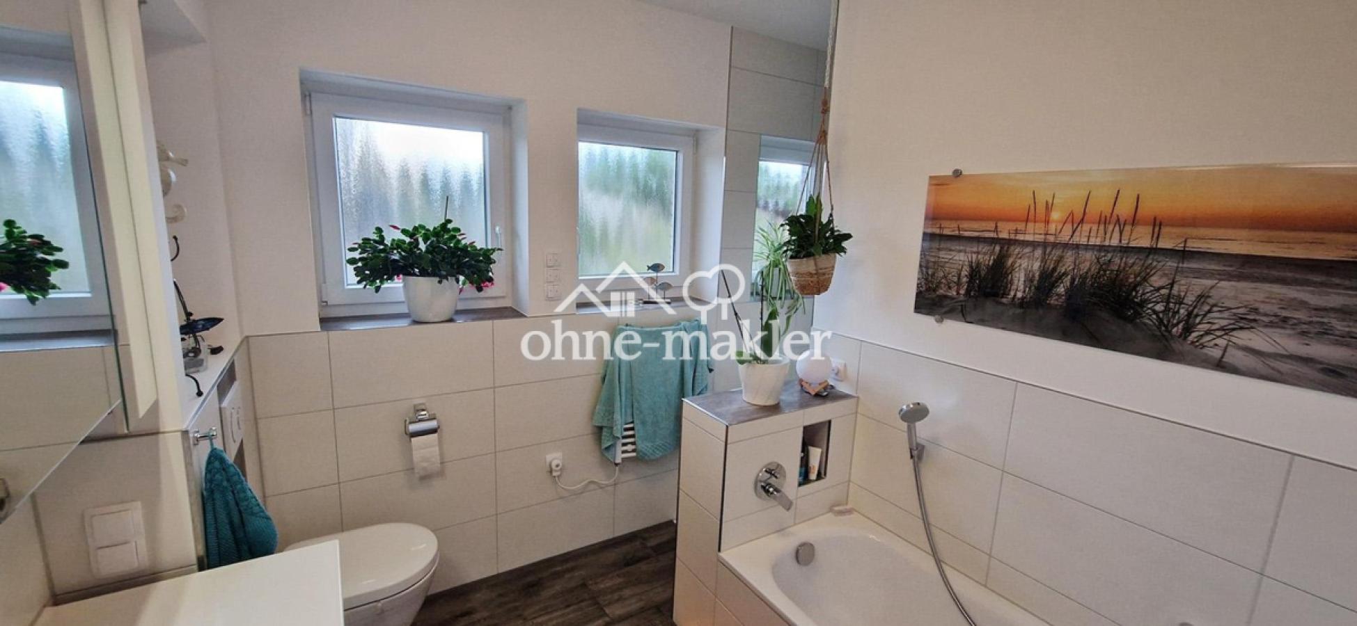 EG Bad mit Wanne und Dusche