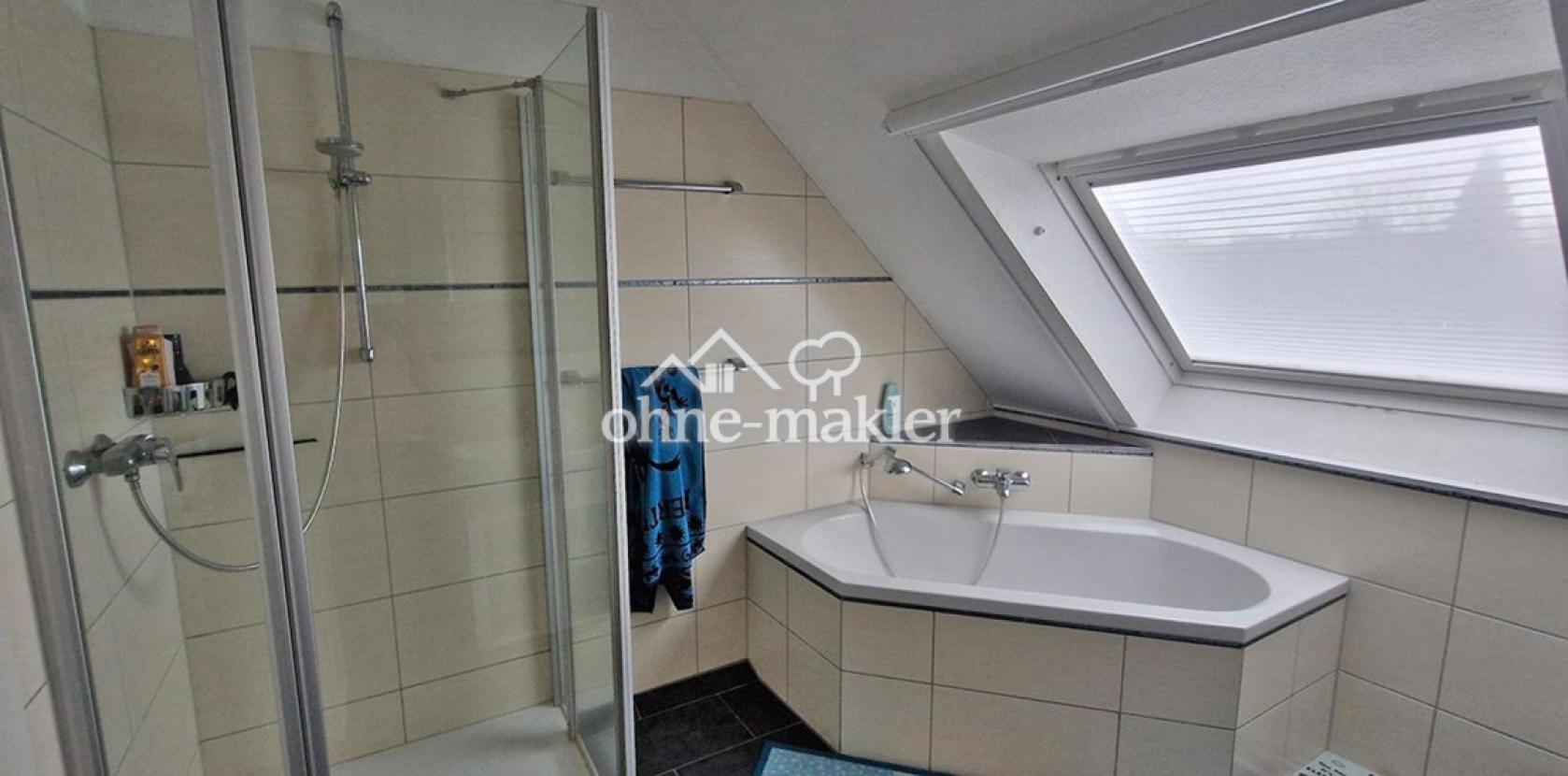 OG Bad mit Dusche und Eckwanne