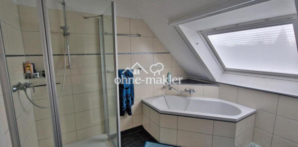 OG Bad mit Dusche und Eckwanne