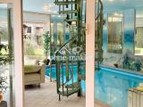 Indoor-Pool vom Wohnzimmer aus
