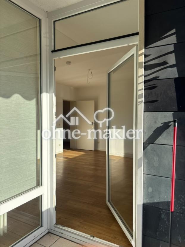 Blick von Balkon in Wohnzimmer