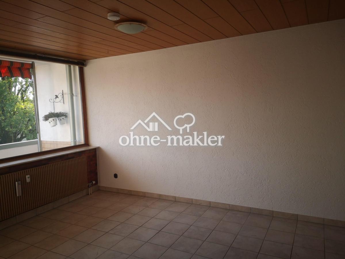 Wohnzimmer/ Zugang zum Balkon 