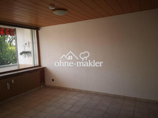 Wohnzimmer/ Zugang zum Balkon 