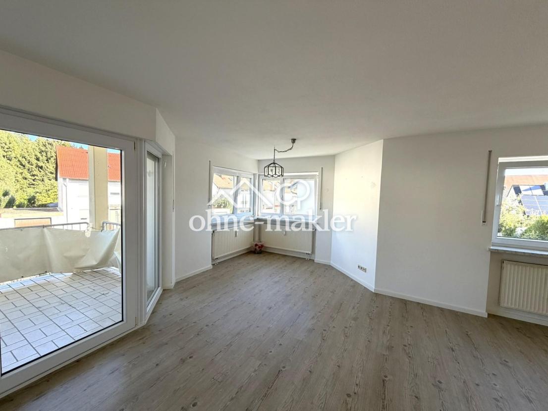 Wohnzimmer mit Balkon