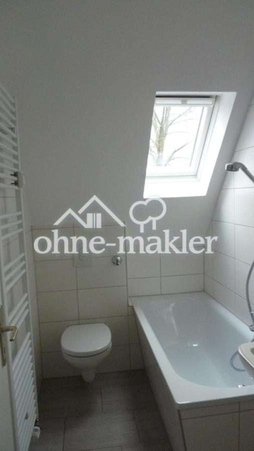 Bad mit Wanne und Duschstange