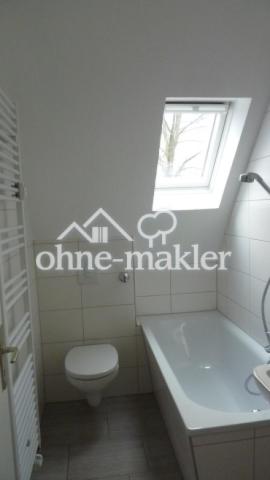 Bad mit Wanne und Duschstange