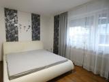Wohn-/Schlafzimmer mit großem Fenster