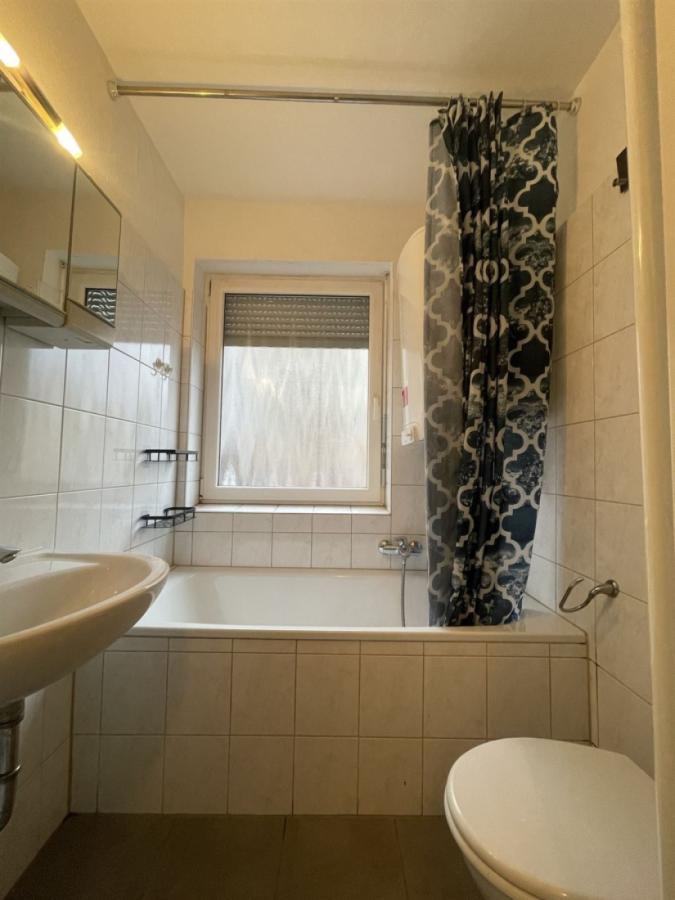 Bad mit Badewanne und Fenster