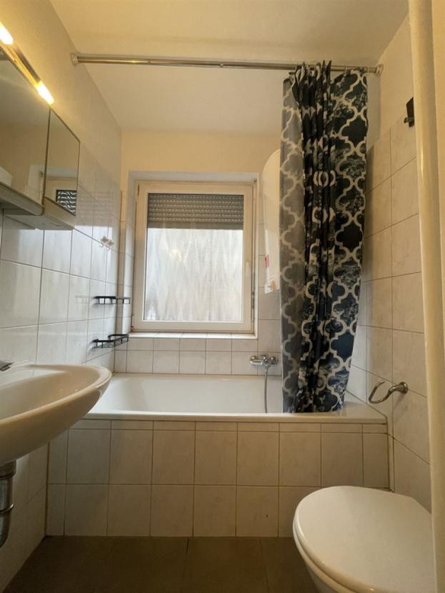 Bad mit Badewanne und Fenster