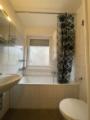 Bad mit Badewanne und Fenster