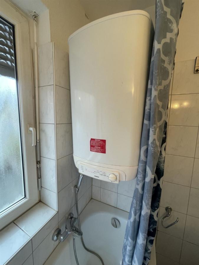 Bad mit WC und Warmwasserboiler