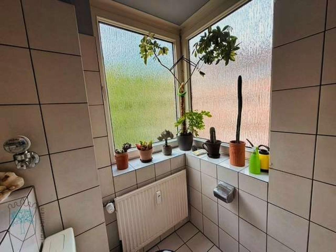 Gäste-WC mit Fenster