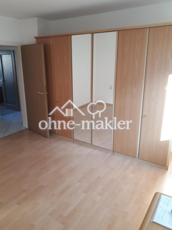 Schlafzimmer mit Schrank