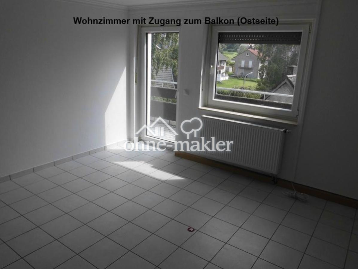 Wohnzimmer mit Balkonausgang