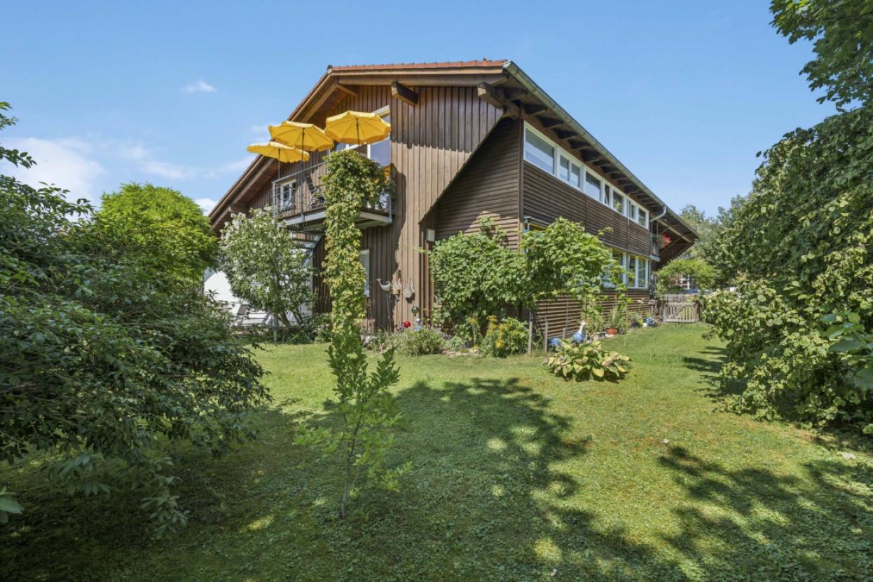 Außenansicht der Wohnung mit Garten