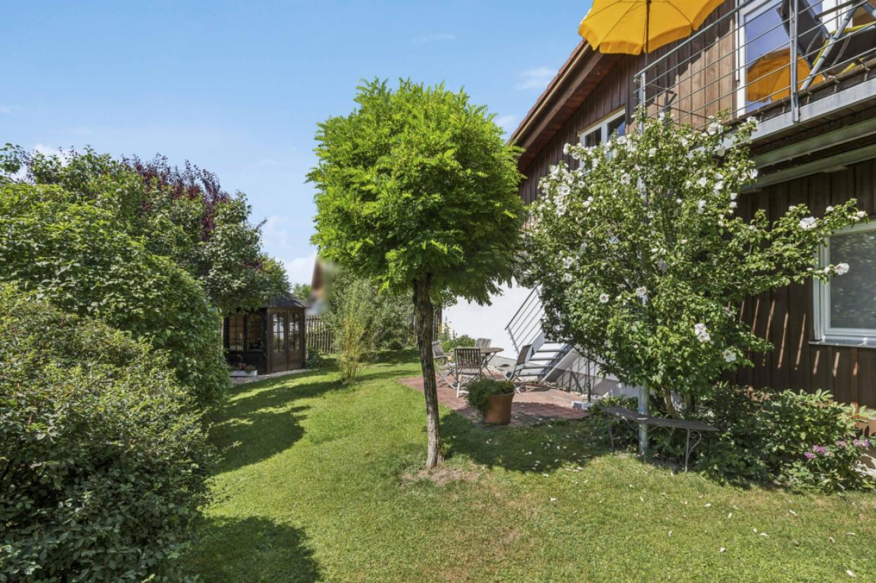 Außenansicht mit Garten