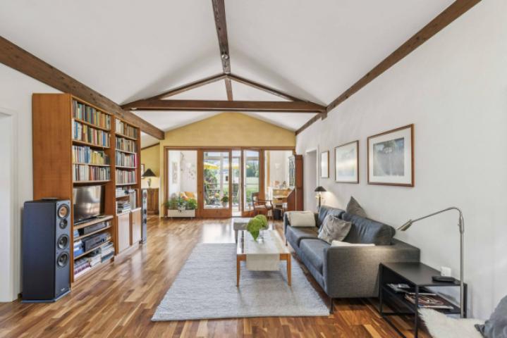 Wohnzimmer mit Blick zum Balkon