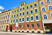 Historische grüne Stadtfassade im Sonnenlicht