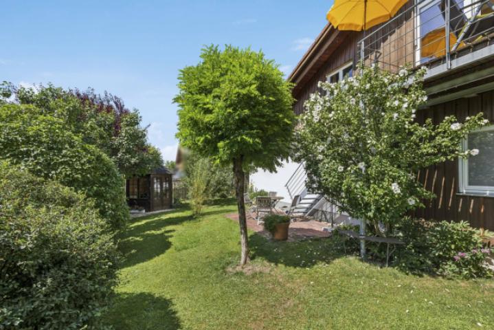 Außenansicht mit Garten