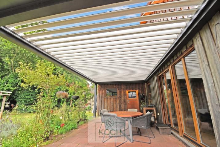 Terrasse 2 mit Lamellendach und LED