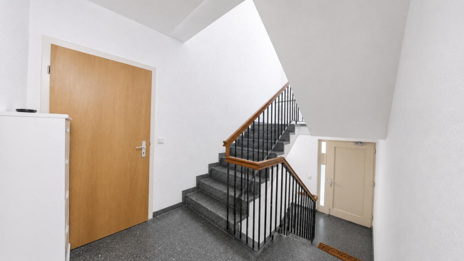 Haupteingang & Treppe EG