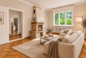 Gemütliches Wohnzimmer mit Kamin und Tageslicht