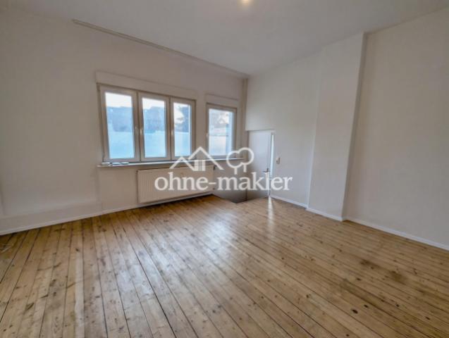Wohnzimmer mit Fensterfront