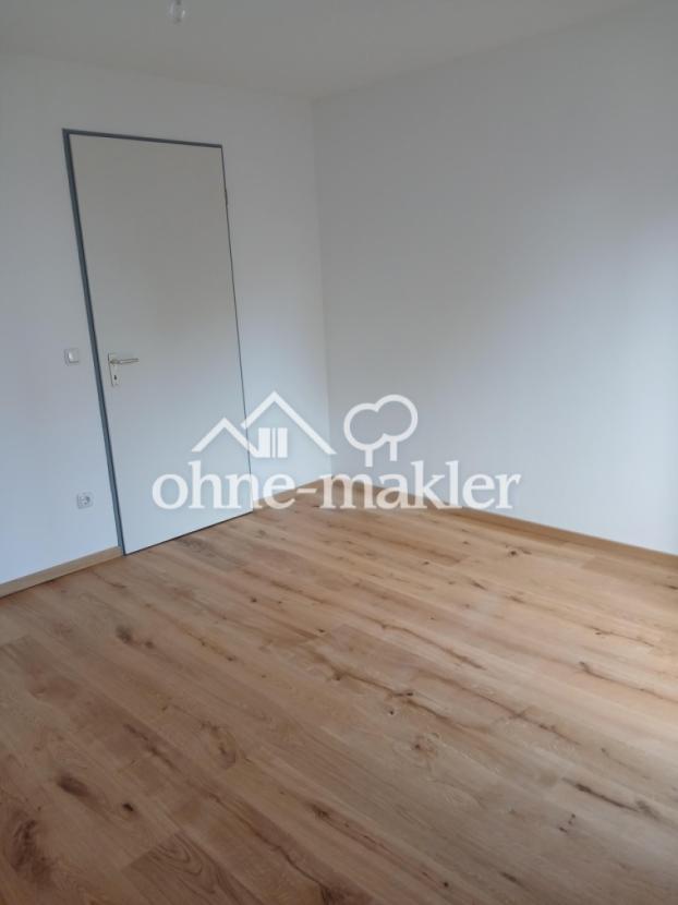 Schlafzimmer mit Blick zur Tür