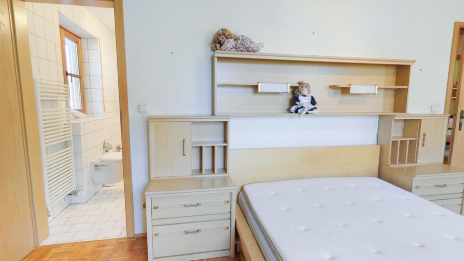 Kinderzimmer 2 mit Zugang zum Bad