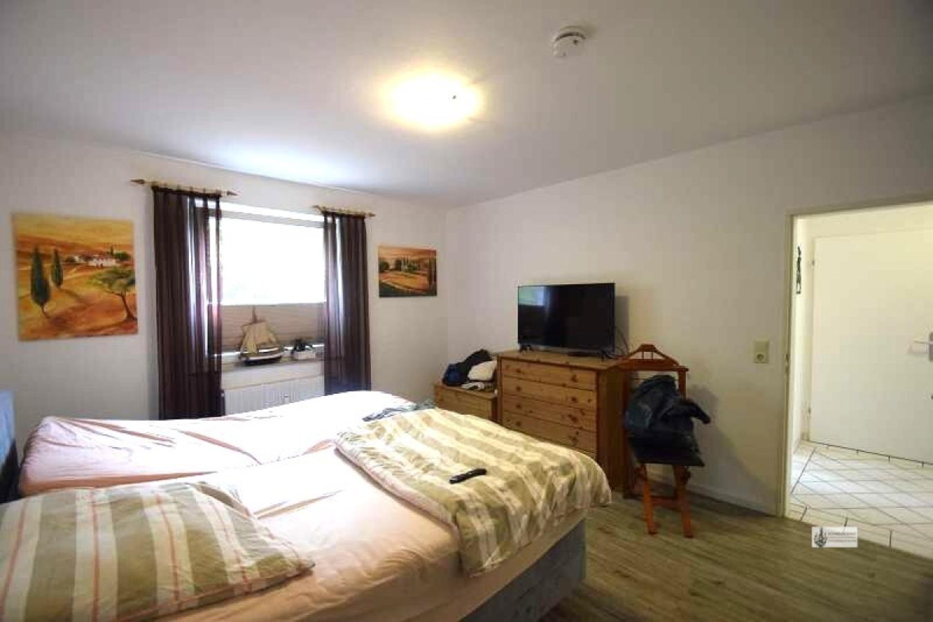 Schlafzimmer mit Tür zum Flur