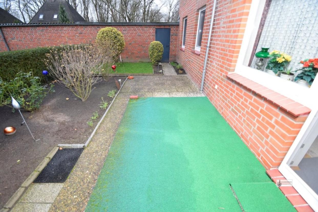 Terrasse mit kleinem Gartenanteil