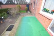 Terrasse mit kleinem Gartenanteil