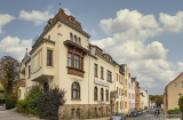 Hausansicht und Blick in die Straße