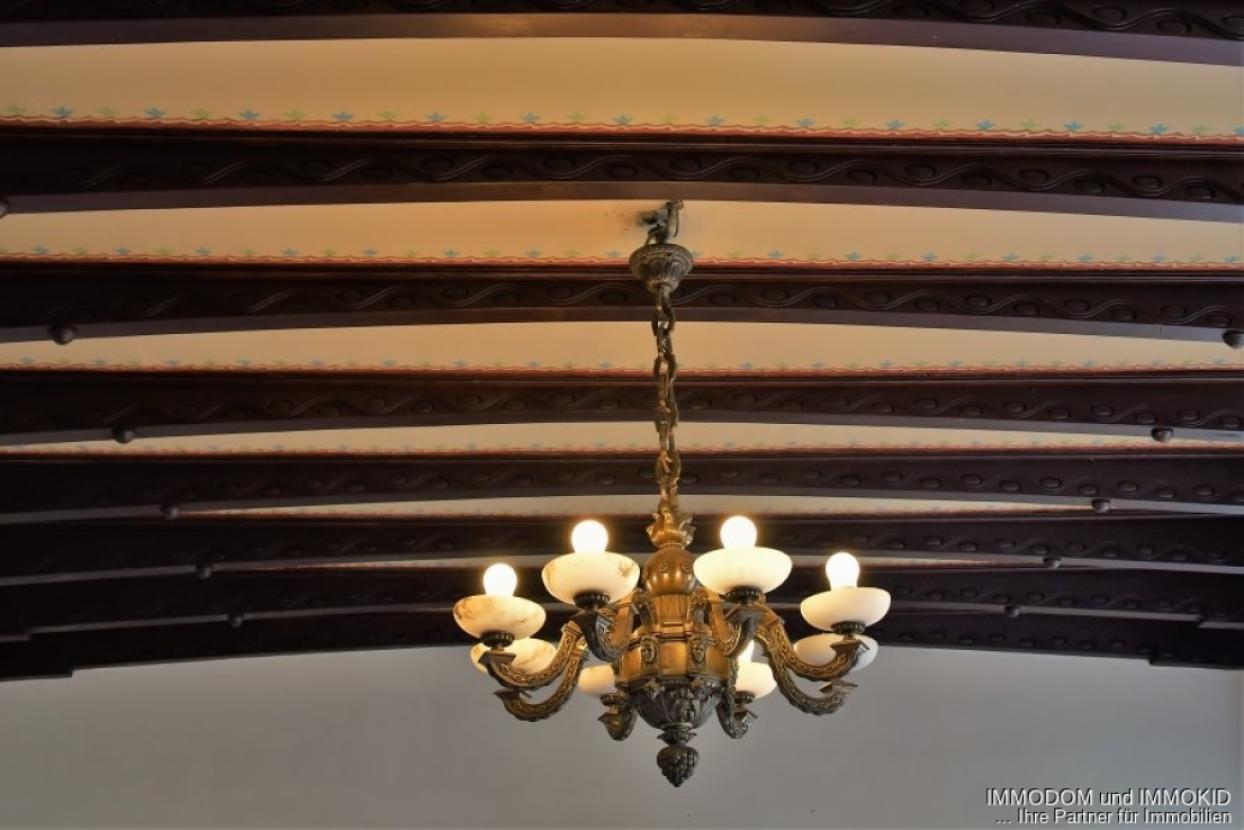 Decke mit Leuchter